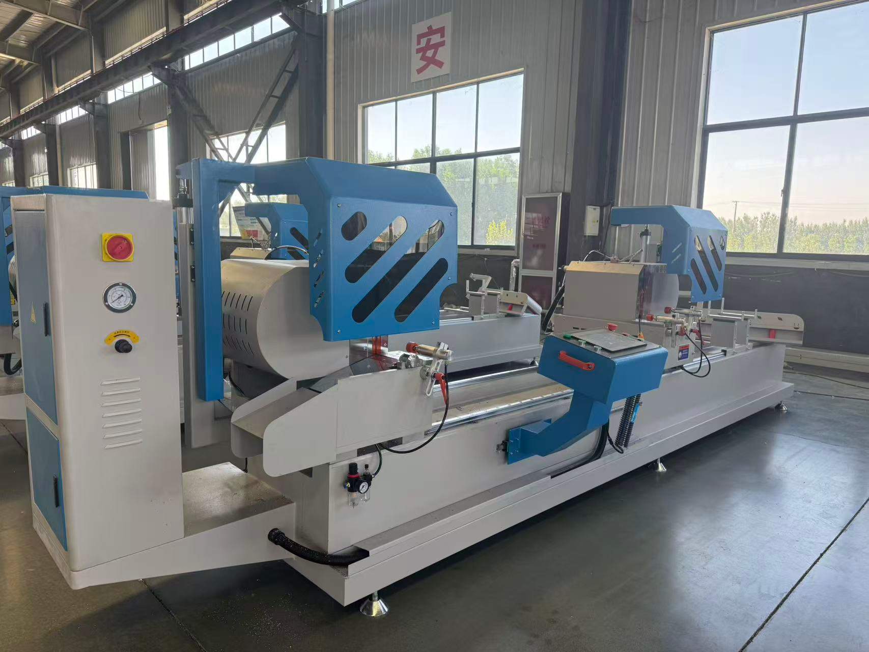 450 mm CNC прецизен трион с вътрешна люлка с двойна глава (45°/90°)