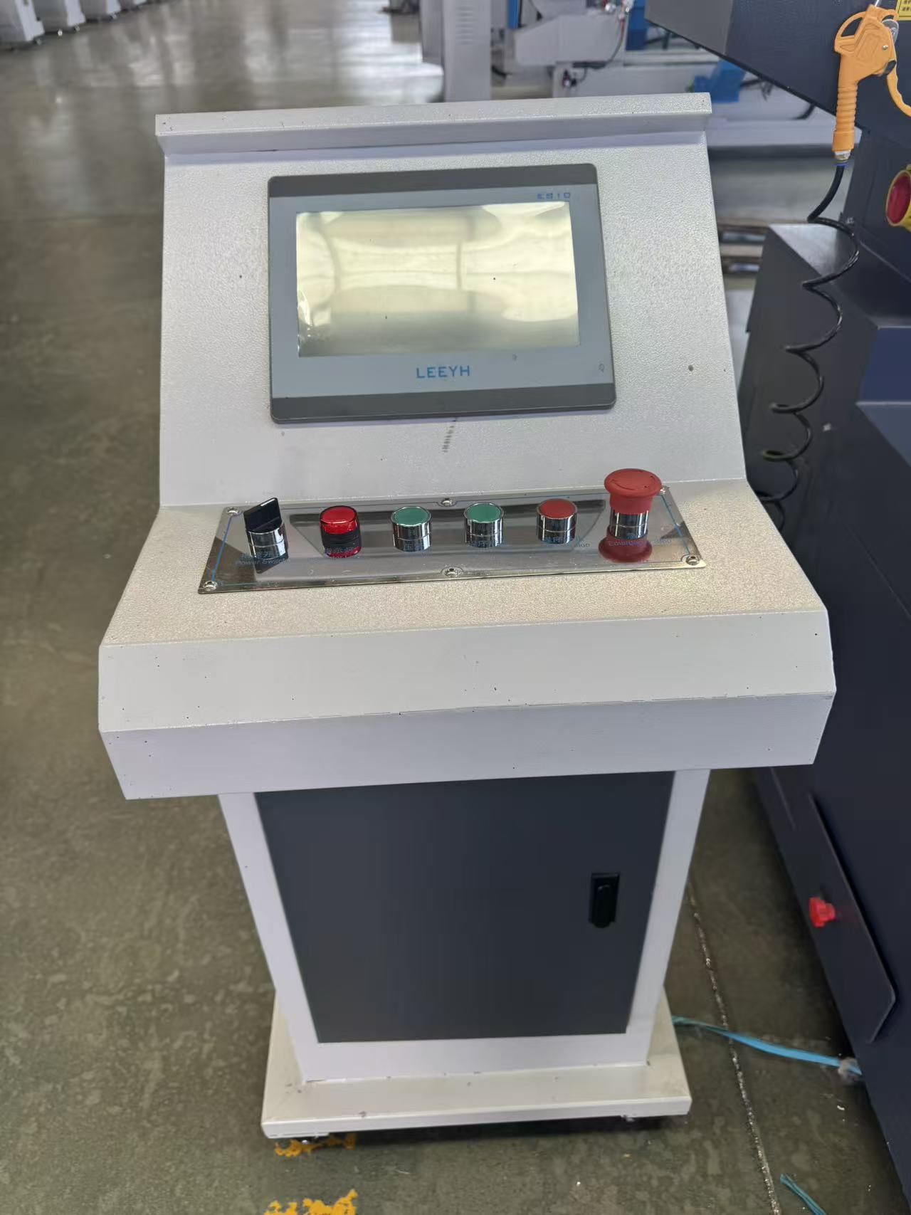 4M CNC обработващ център за пробиване и фрезоване