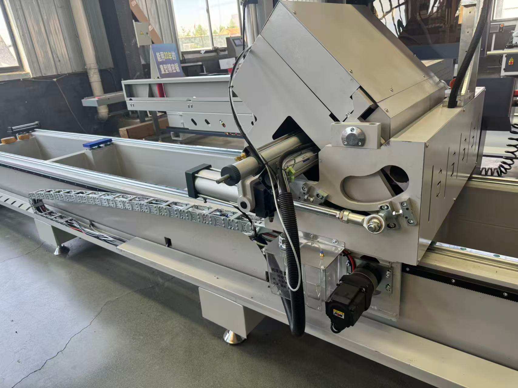 550 CNC външен въртящ се прецизен трион, 45°/90