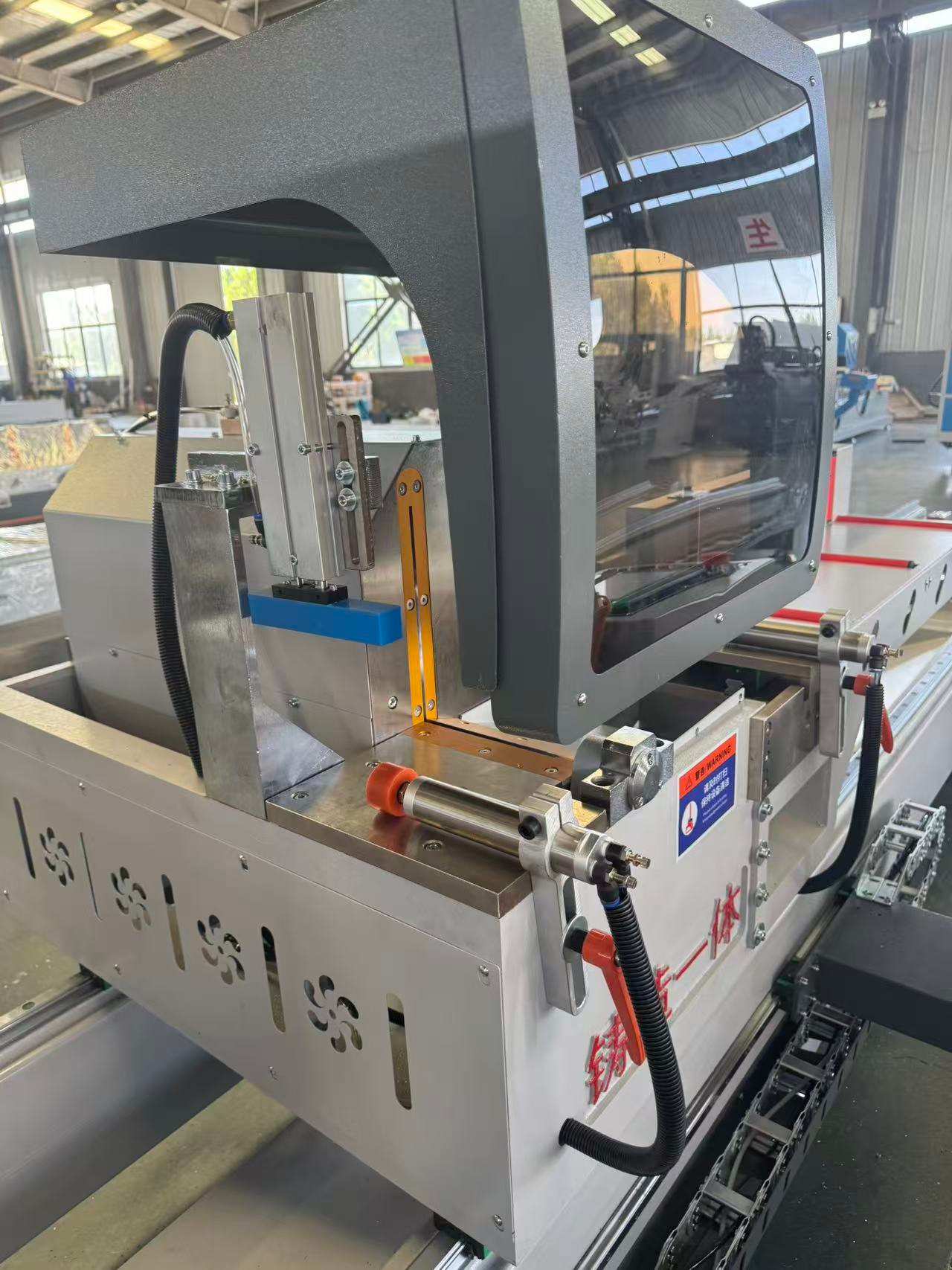 550 CNC вътрешен шарнирен прецизен трион (45°/90°)