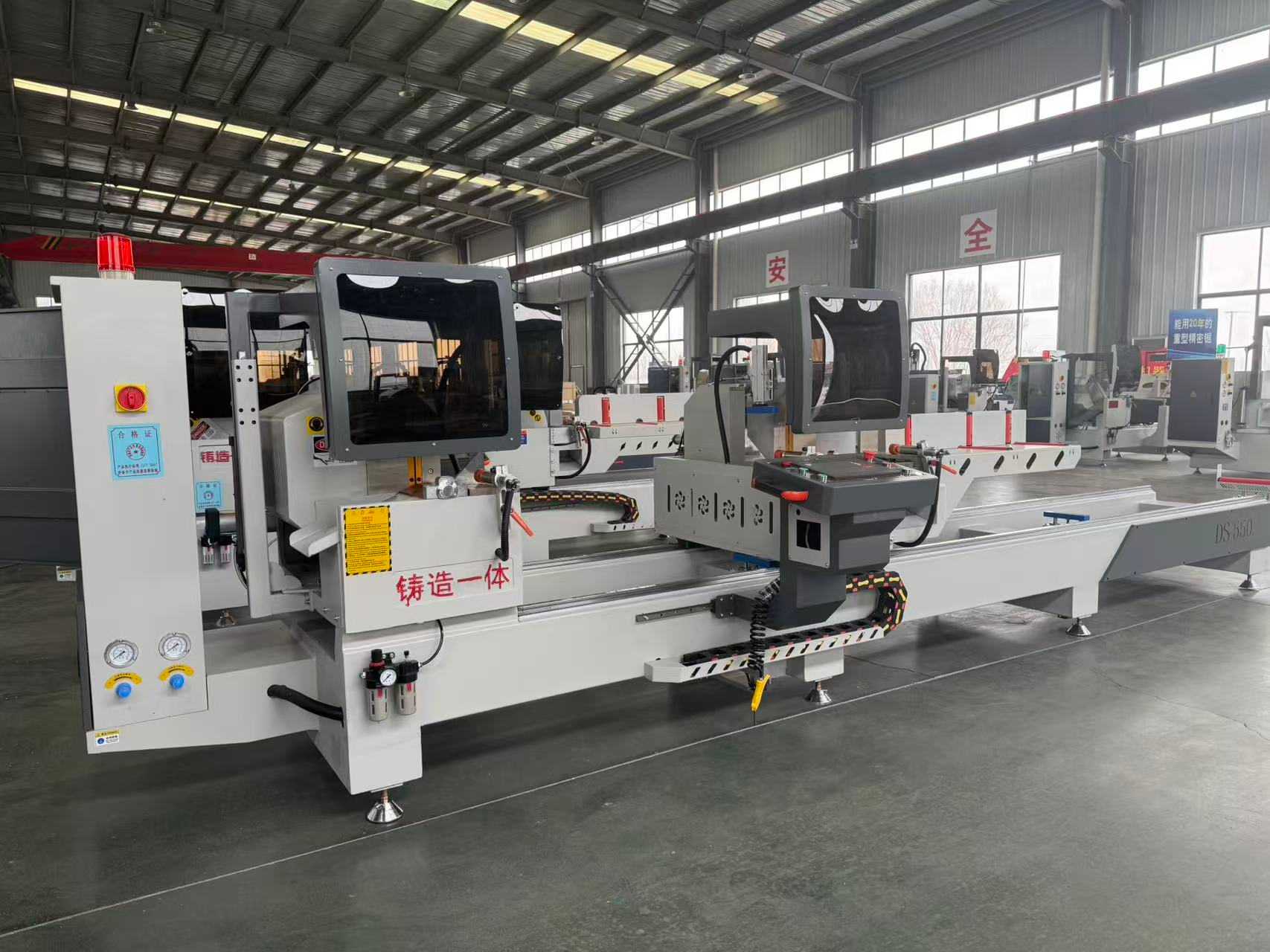 550 CNC вътрешен въртящ се 45-градусов и 90-градусов прецизен трион