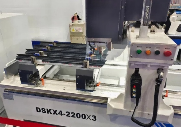 Високопрецизна тежкотоварна 4-глава CNC машина за пробиване на алуминиеви завеси