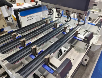 Прецизна 4-глава CNC машина за пробиване на алуминиеви окачени стени